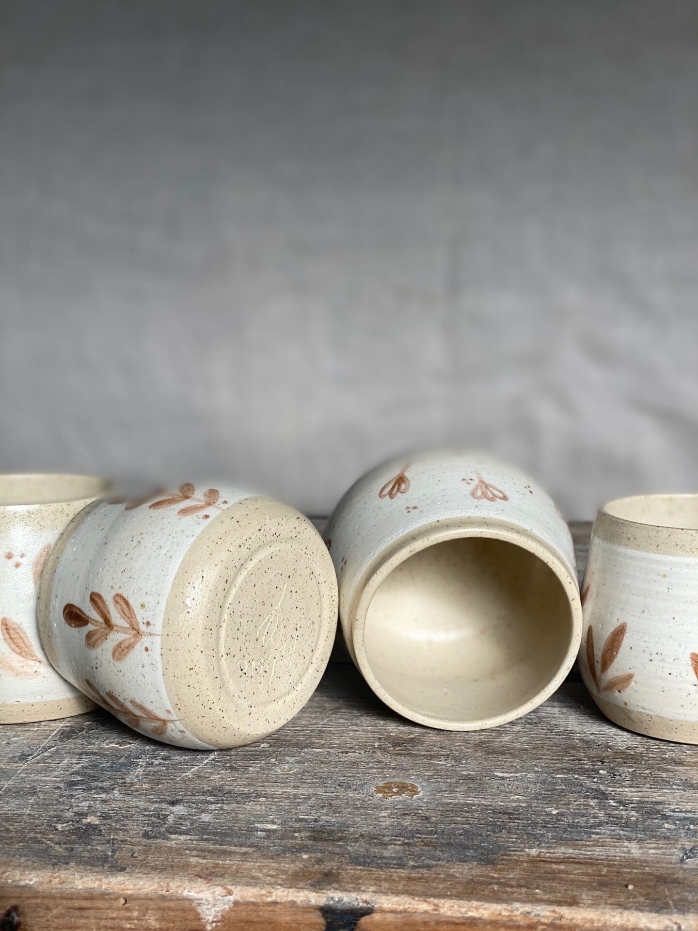 Keramický kalíšek, Hnědé lístky malované