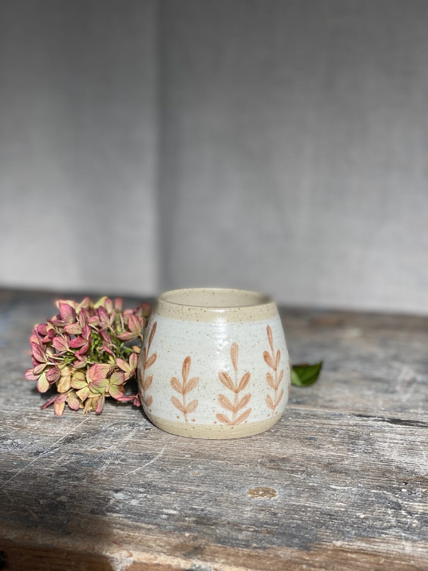 Keramický kalíšek, Hnědé lístky malované - Obrázek 2